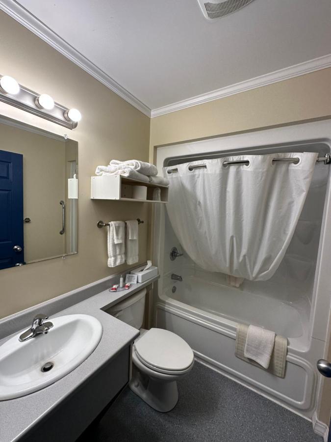 Travellers Inn Fredericton Nb Waasis エクステリア 写真
